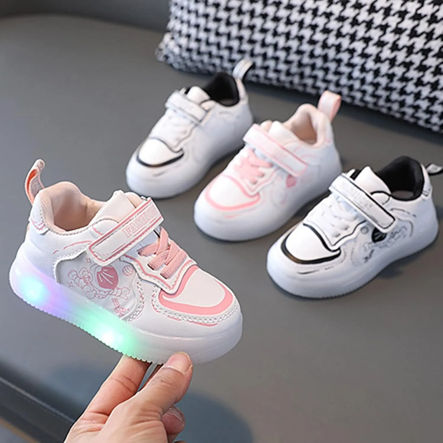 Children Shoes LED Lighting Casual Shoes Boys Girls Students White Cute Soft Sole Sport Girls Running Shoes Size 1
