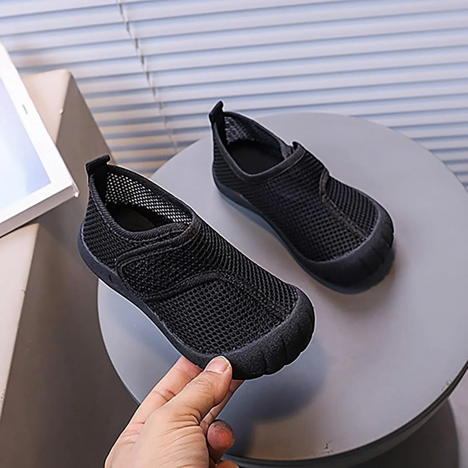 Summer New Hollowed Breathable Mesh Shoes Boys Baotou Anti Kick Sandals Girls Solid Color Beach Shoes Girls Wedges