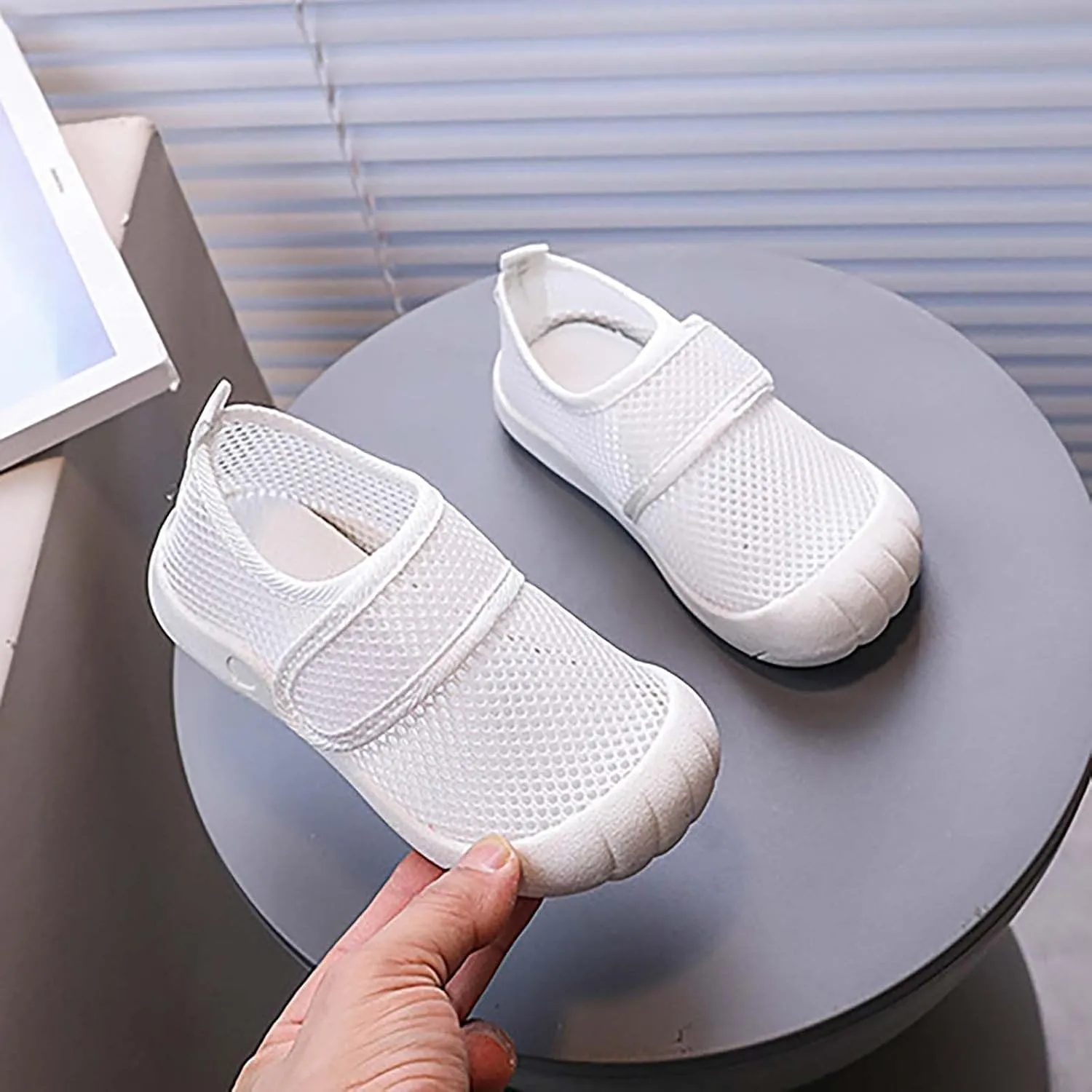 Summer New Hollowed Breathable Mesh Shoes Boys Baotou Anti Kick Sandals Girls Solid Color Beach Shoes Takeaway Sandal